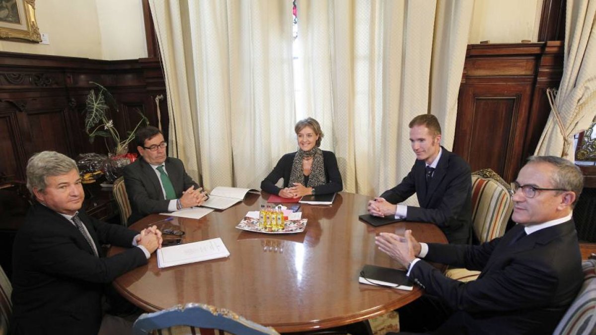 La ministra de Agricultura, Alimentación y Medio Ambiente, Isabel García Tejerina se reune con los representantes de Iberleche. de (I a D) el director general de la industria alimentaria, Fernando Burgaz, el secretario general de Agricultura Carlos Cabana-ICAL