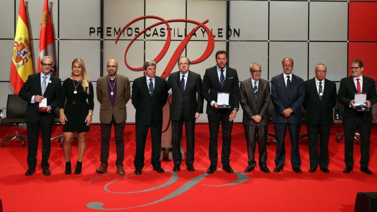 Foto de familia de los premiados junto al presidente de la Junta, Juan Vicente Herrera.-ICAL