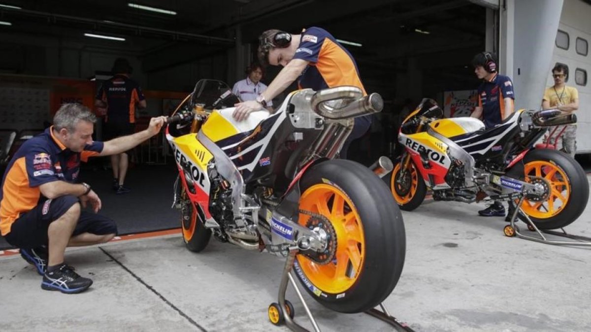 Los mecánicos de Marc Márquez ponen a punto la nueva Honda para su piloto, en los recientes ensayos de Sepang (Malasia).-