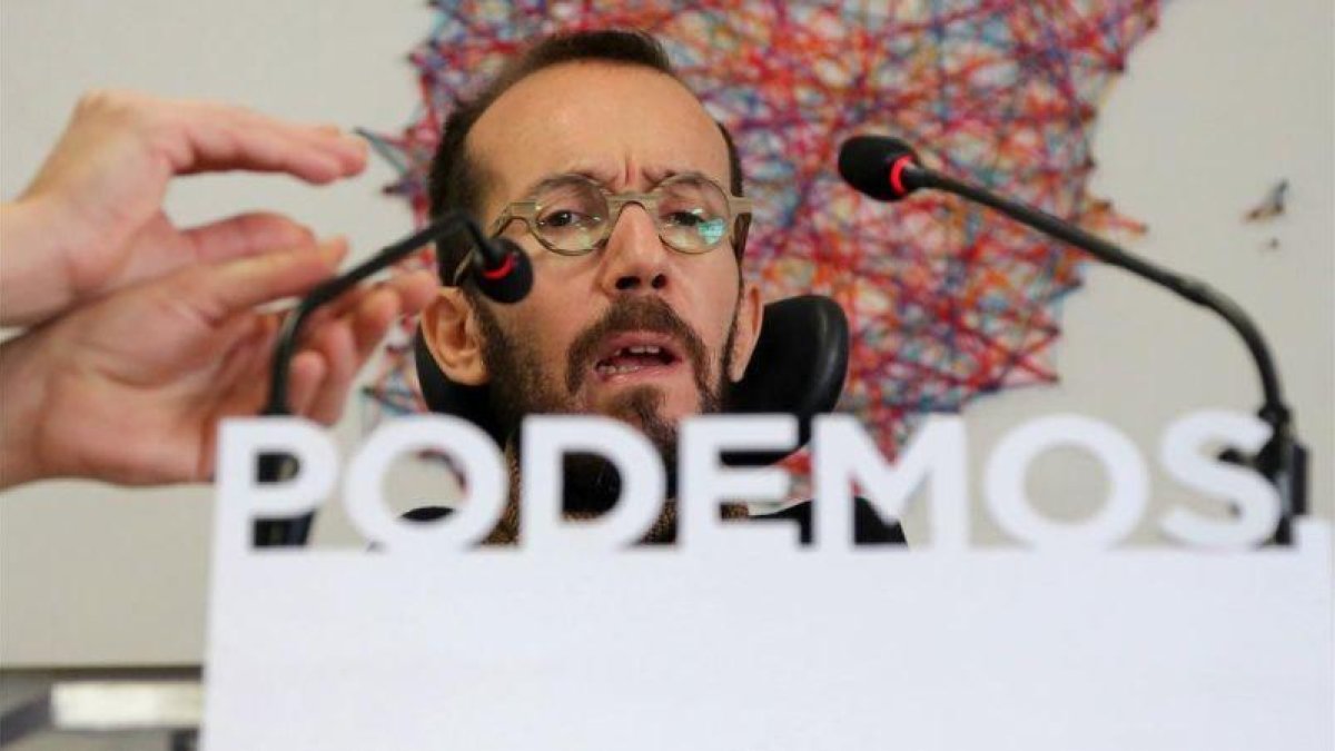 Pablo Echenique, durante la rueda de prensa en la sede de Podemos en Madrid.-JUAN MANUEL PRATS