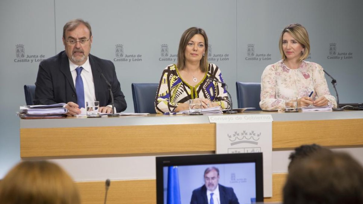 La consejera de Agricultura y Ganadería y portavoz de la Junta de Castilla y León, Milagros Marcos, acompañada del consejero de Educación, Fernando Rey, y la consejera de Familia, Alicia García-ICAL