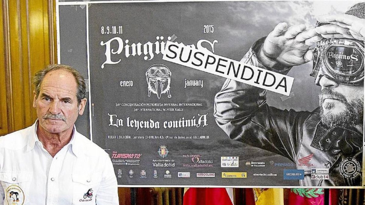 Mariano Parellada junto al cartel de suspensión de Pingüinos el pasado 17 de octubre en el Ayuntamiento-J.M.Lostau