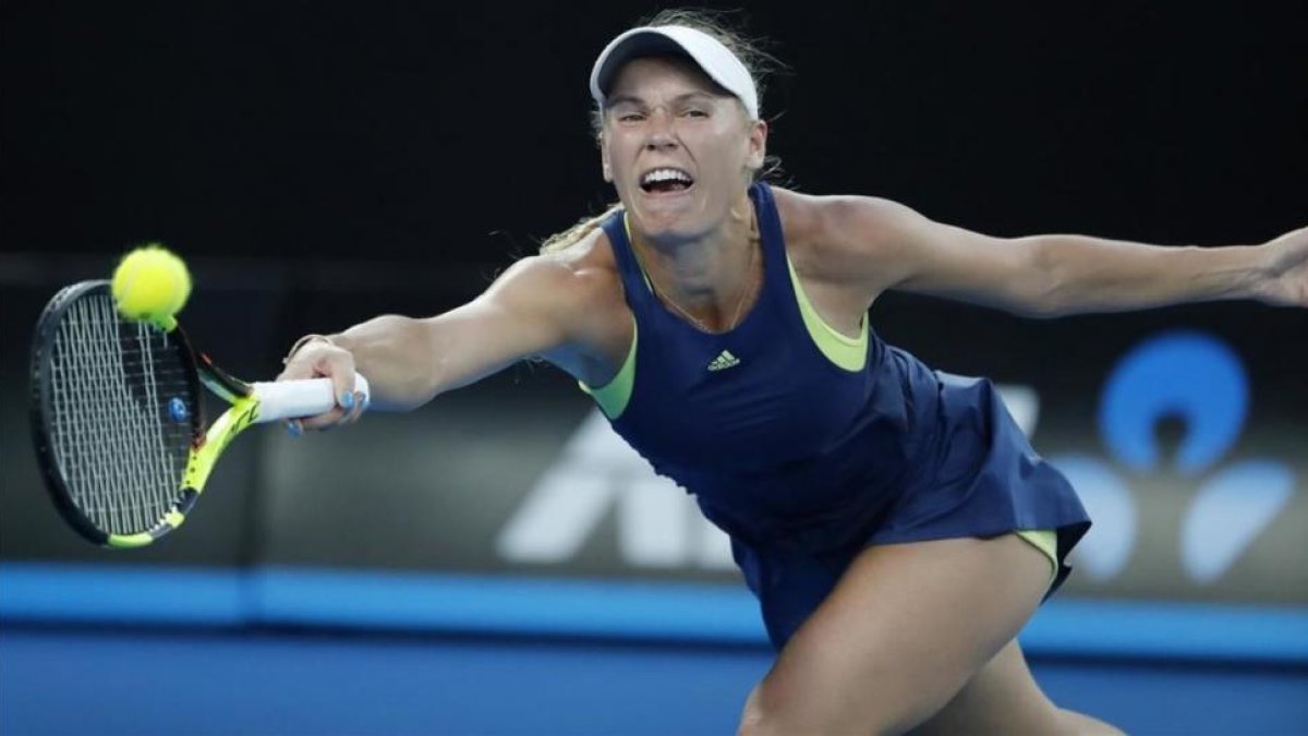 Wozniacki devuelve un golpe forzada, en la final de Australia ante Halep.-/ EFE / MAST IRHAM