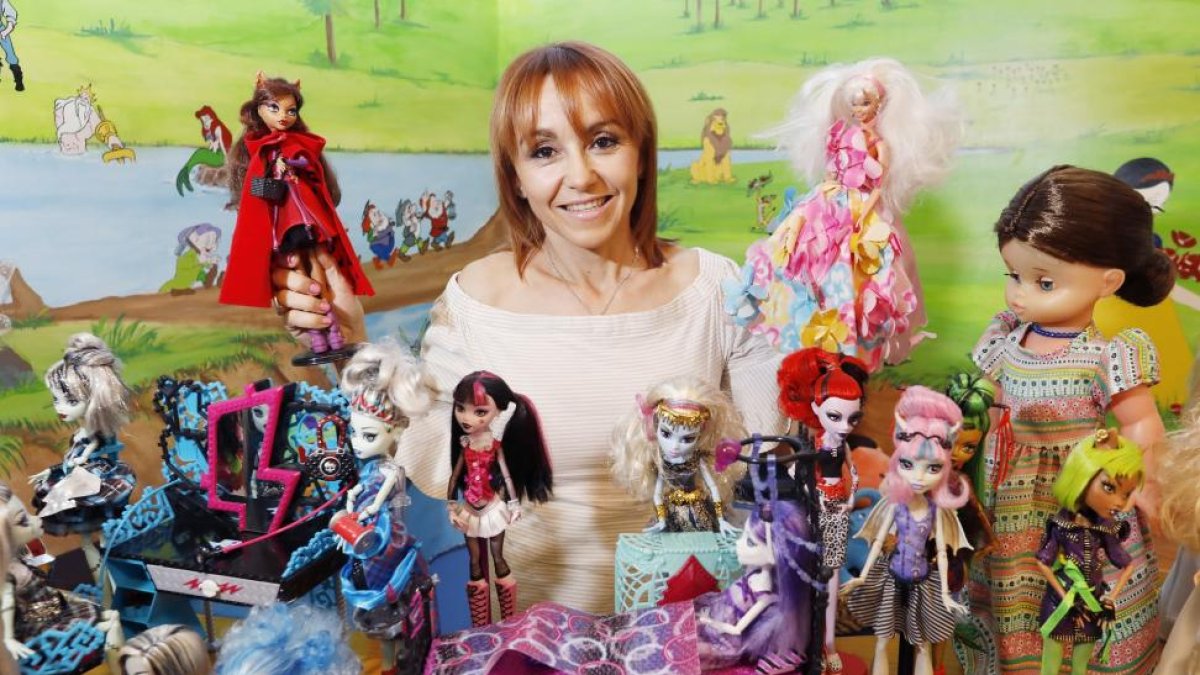 Elena Cabezas posa en su salón de belleza con un muestrario de muñecas.-J.M. LOSTAU