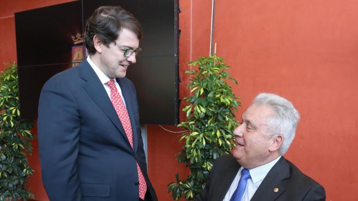 El alcalde Salamanca, Alfonso Fernández Mañueco, junto al capitán Aliste, en los Premios Castilla y León.-ICAL