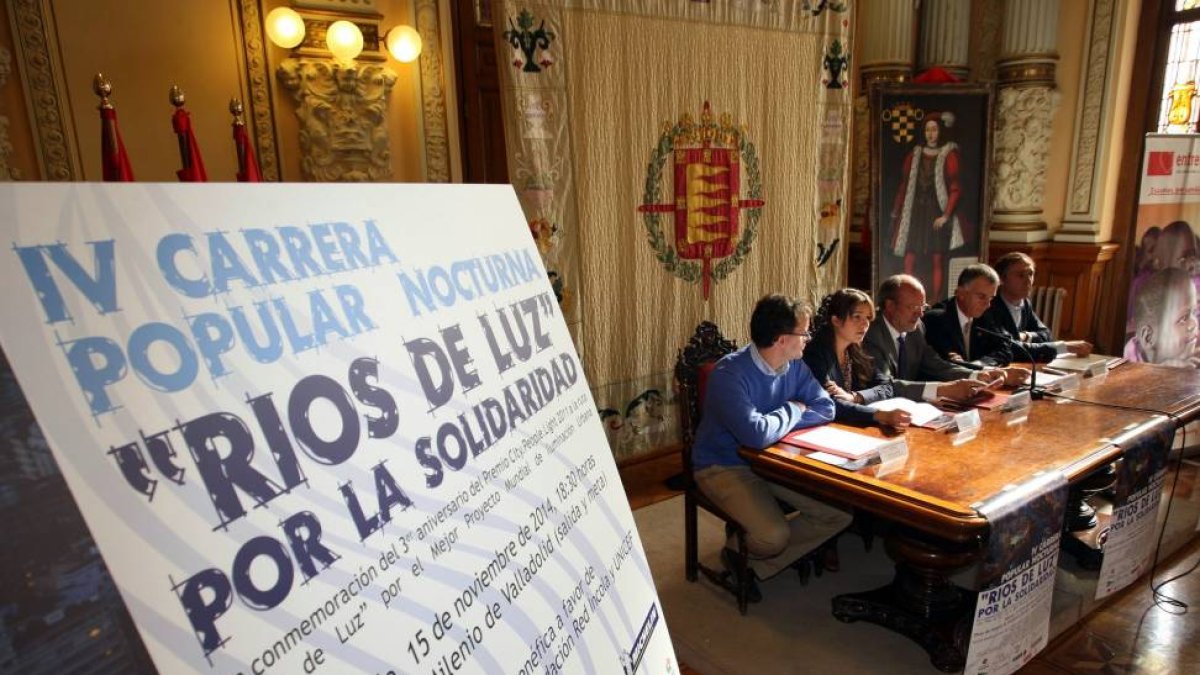 Eduardo Menchaca, de la Red Incola, Soraya Mayo, de Unicef, el alcalde de Valladolid, Francisco Javier León, Jesús Landáburu, de la ONG, y Borja Lara, de la FMD, presentan la IV Carrera Popular Nocturna 'Ríos de Luz' por la Solidaridad-Ical