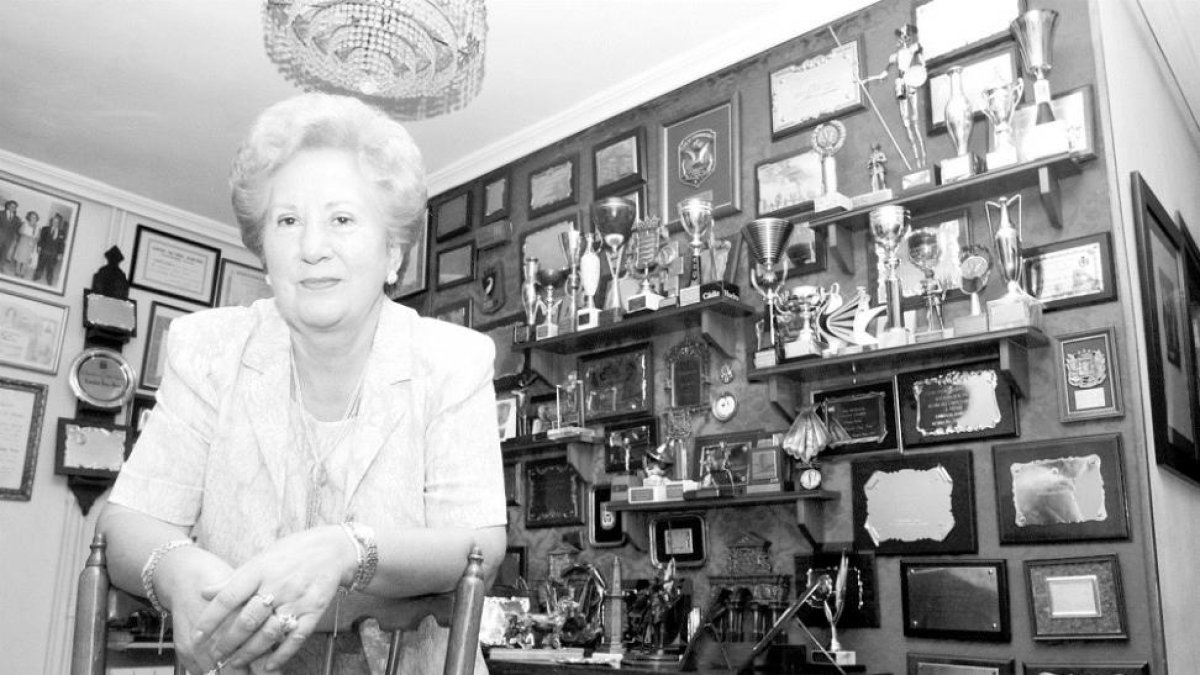 Eumelia Sanz posando hace algunos años en su casa, ante sus premios literarios.-J. M. LOSTAU