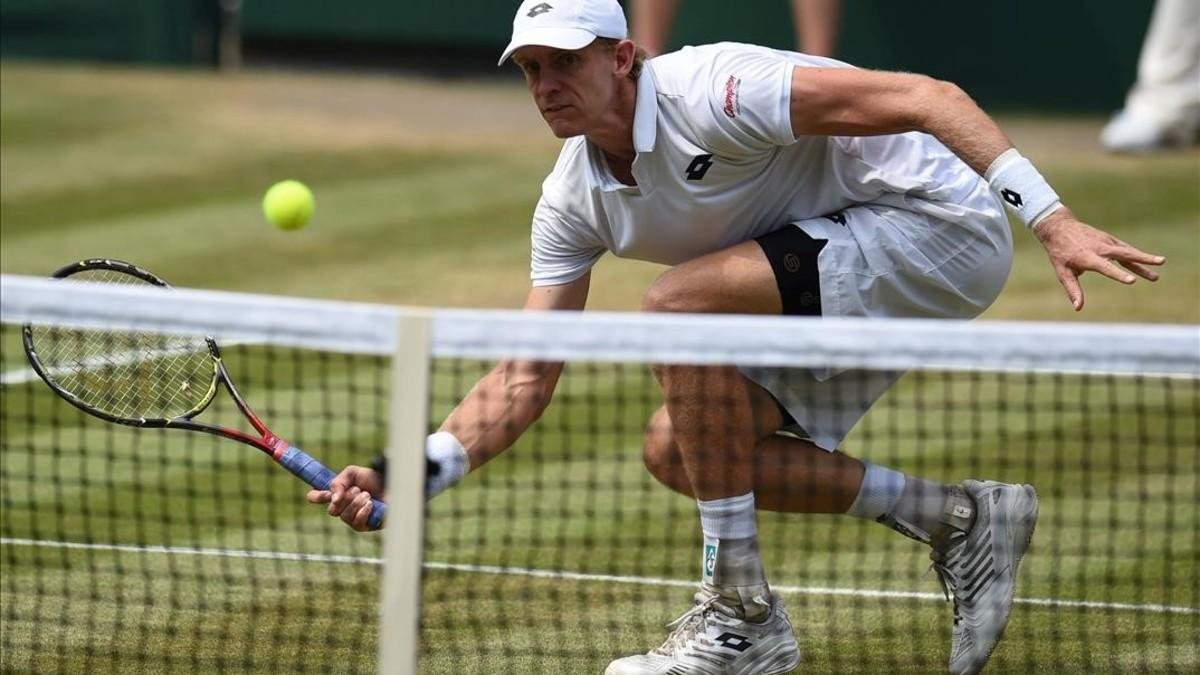 Anderson devuelve un bote pronto ante Isner en Wimbledon.-/ AFP / OLI SCARFF