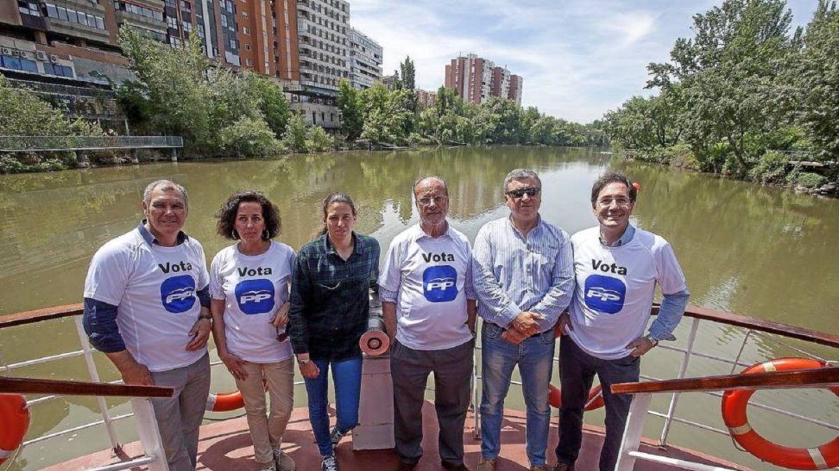 El alcalde, en el centro, embutido en la camiseta del PP con algunos miembros de su equipo.-Pablo Requejo