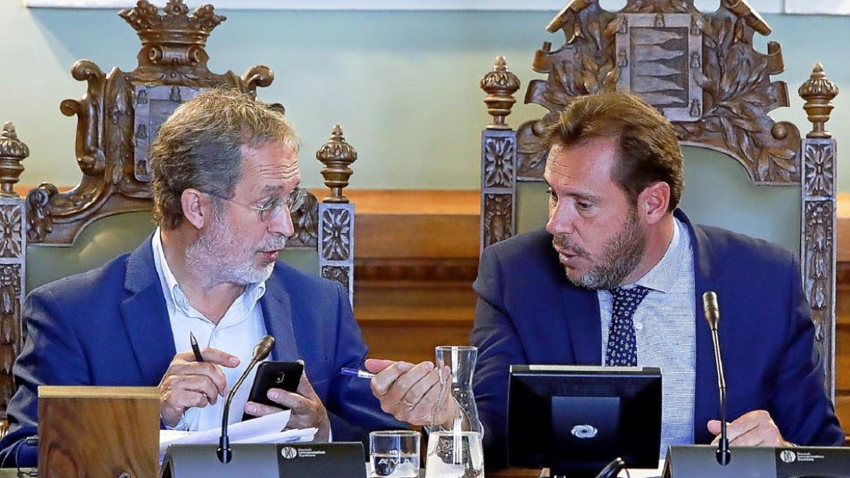 Manuel Saravia y Óscar Puente, dialogan en una imagen de archivo durante un pleno de este mandato.-J. M. LOSTAU