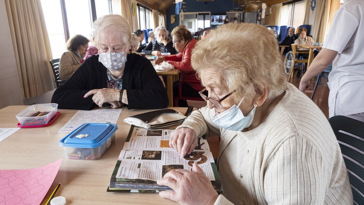 Dos usuarias de la residencia Santa Teresita en La Cistérniga, Valladolid.- PABLO REQUEJO / PHOTOGENIC