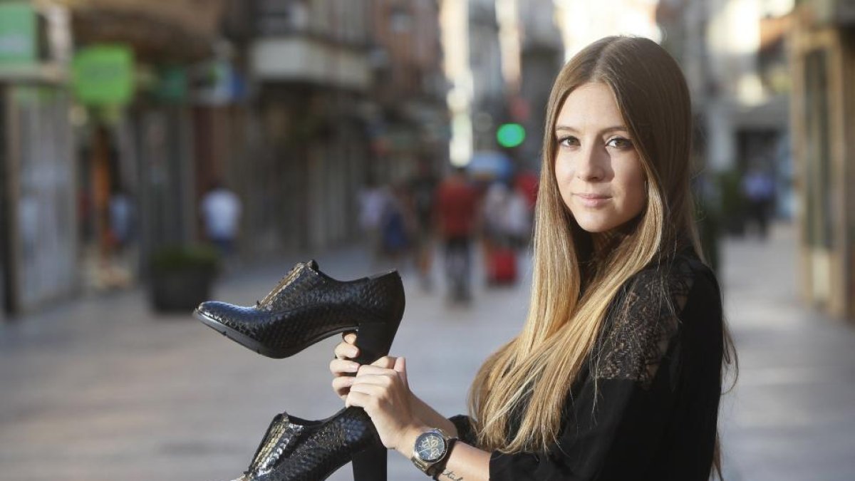 Paula Sanz sujeta unos zapatos de la marca Krack, impulsora del concurso que ha ganado.-J.M.LOSTAU