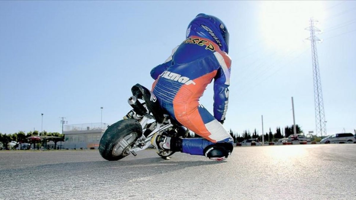 Un piloto de minimotos durante una prueba.-EL PERIÓDICO