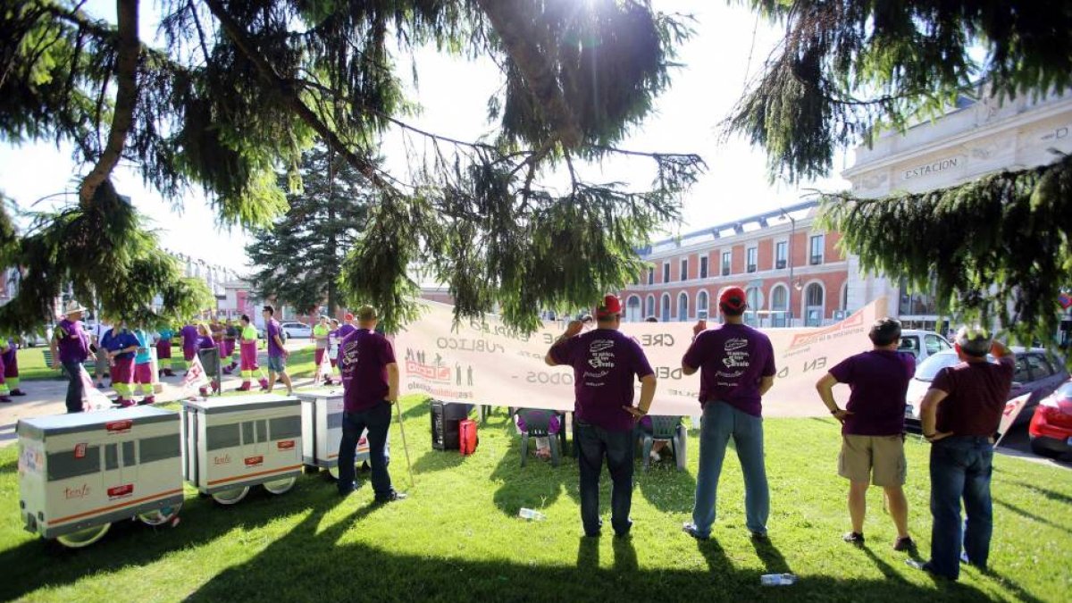 Acto reivindicativo sobre el empleo y un tren público y de calidad en el exterior de la Estación del Norte de Valladolid-ICAL