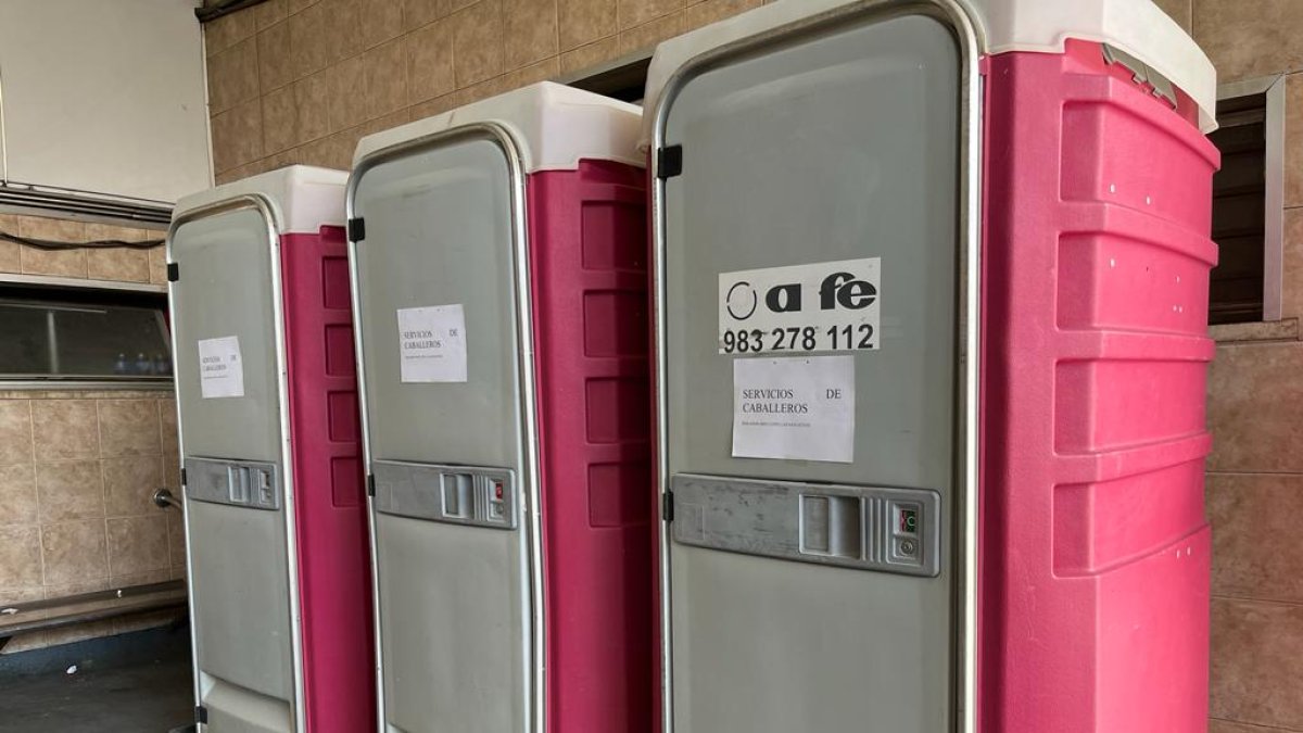 Baños portátiles dispuestos en la estación por los arreglos en los servicios. E.M.