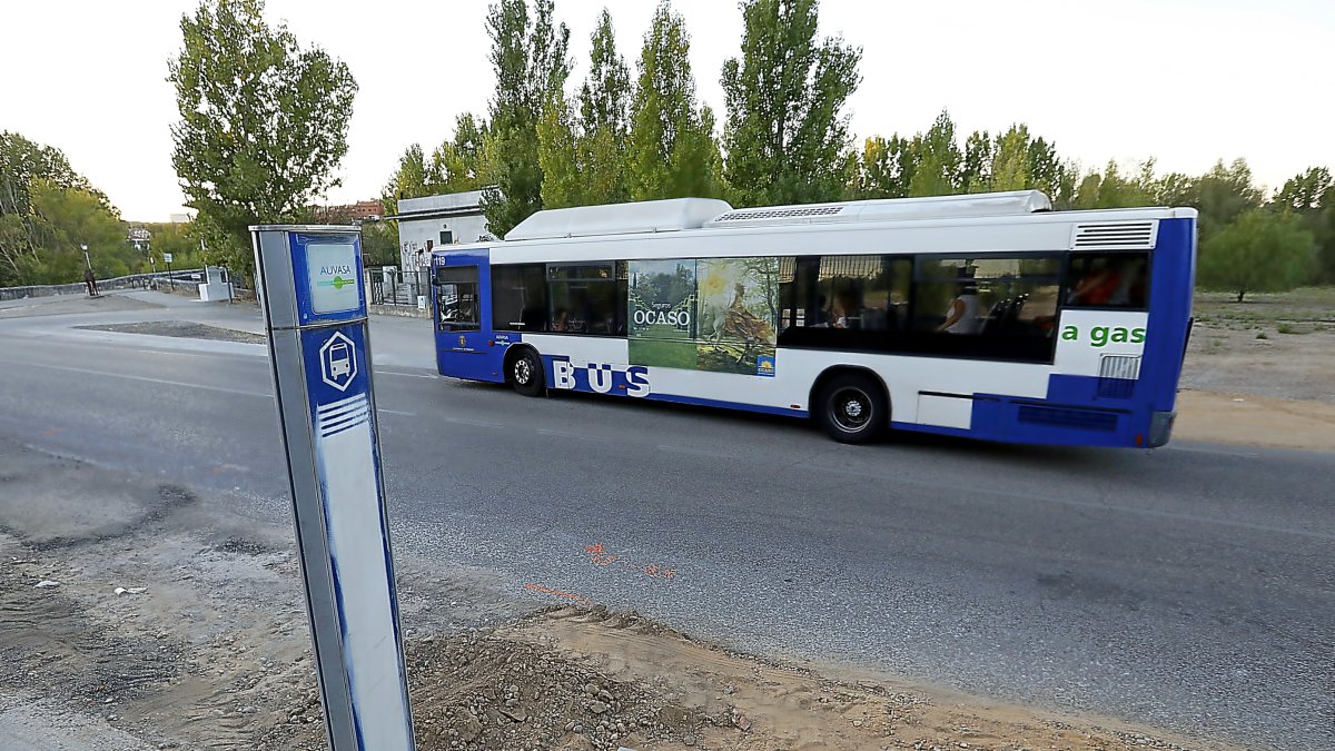 Parada de autobuses de Auvasa junto al puente de piedra en el Camino Viejo de Simancas. J. M. LOSTAU