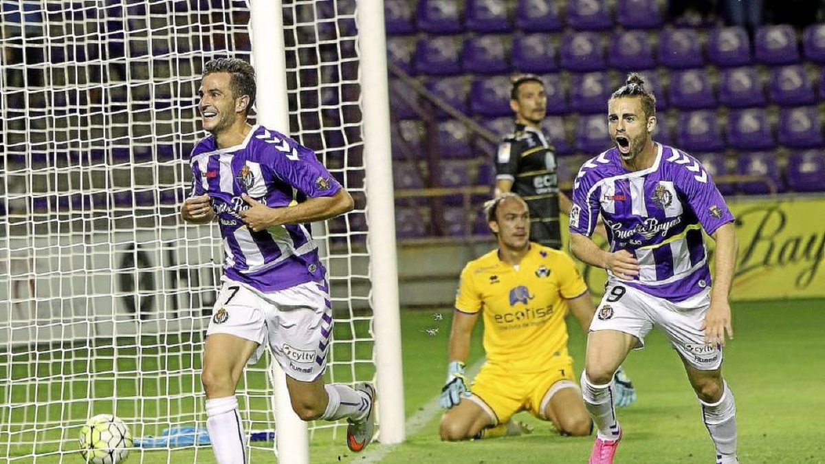 Juan Villar y Rodri celebran el primer gol contra el Alcorcón.-J. M. Lostau