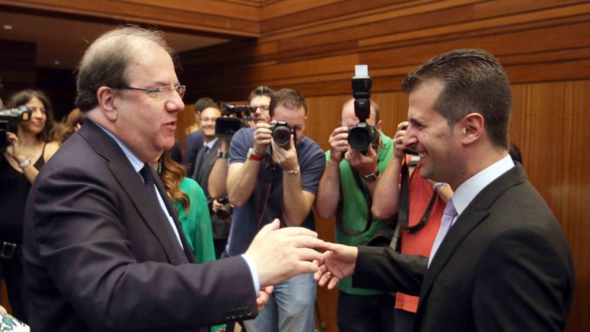 Juan Vicente Herrera recibe la felicitación del portavoz socialista Luis Tudanca tras ser reelegido Presidente de la Junta de Castilla y León-ICAL