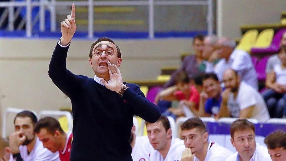 Hugo López da indicaciones a sus hombres en el debut del Carramimbre ante Marín.-J. M. LOSTAU