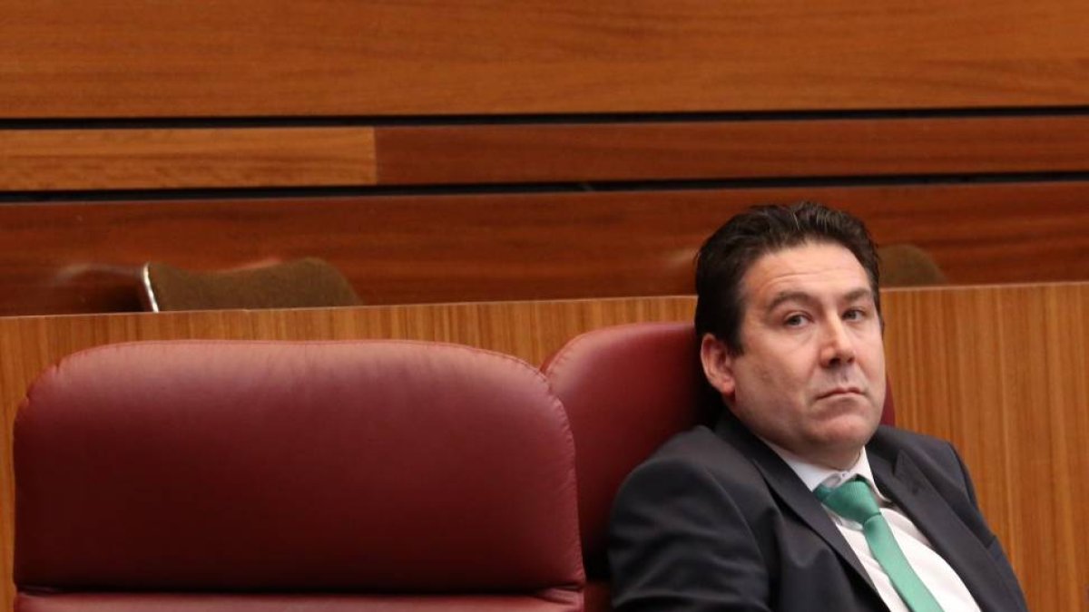 Debate de investidura del candidato a la Junta de Castilla y León. En la imagen el candidato de UPL, Luis Mariano Santos-Ical