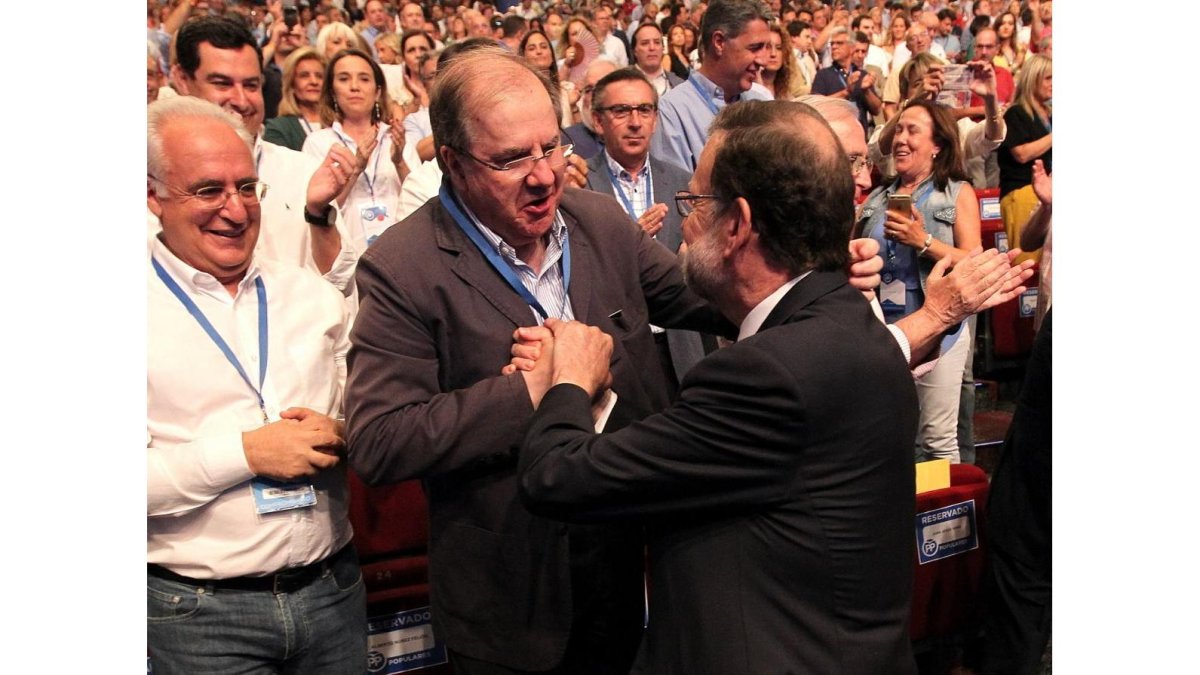El presidente de la Junta, Juan Vicente Herrera, saluda al presidente del Partido Popular, Mariano Rajoy, durante la inauguración del Congreso extraordinario del partido.-JUAN LÁZARO / ICAL