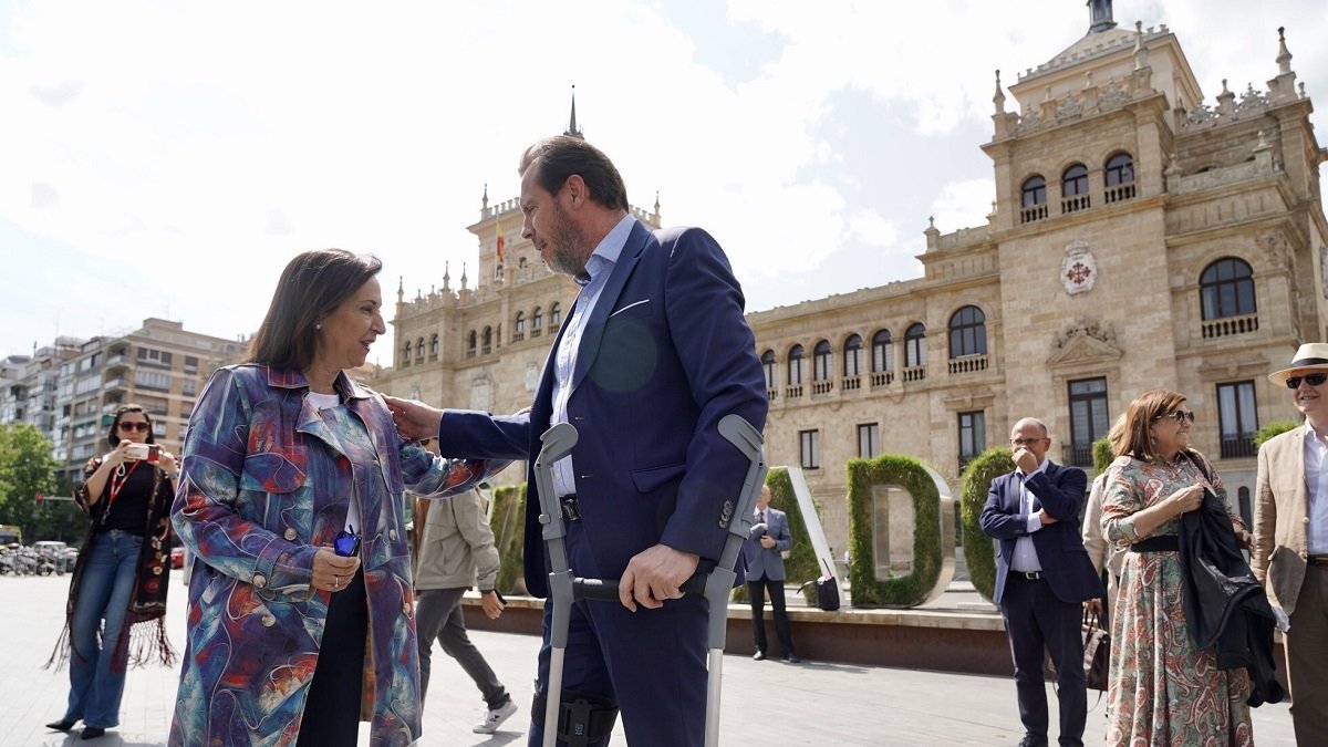 Encuentro del alcalde de Valladolid y candidato a la reelección, Óscar Puente, con la ministra de Defensa, Margarita Robles. -ICAL