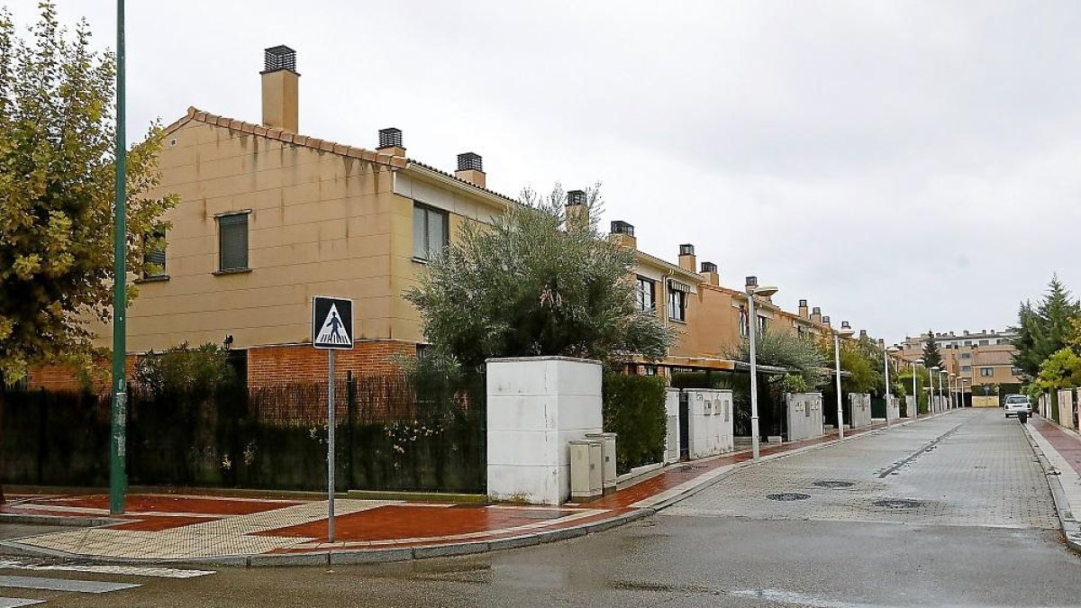 Una de las calles de la urbanización Santa Ana, al sur de la ciudad.-J.M. LOSTAU