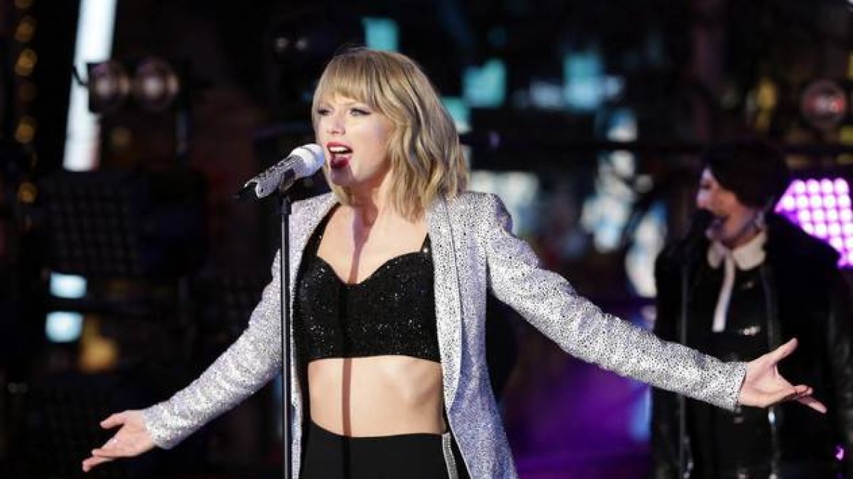 Taylor Swift, durante una actuación en Nueva York.-Foto: EFE / JASON SZENES