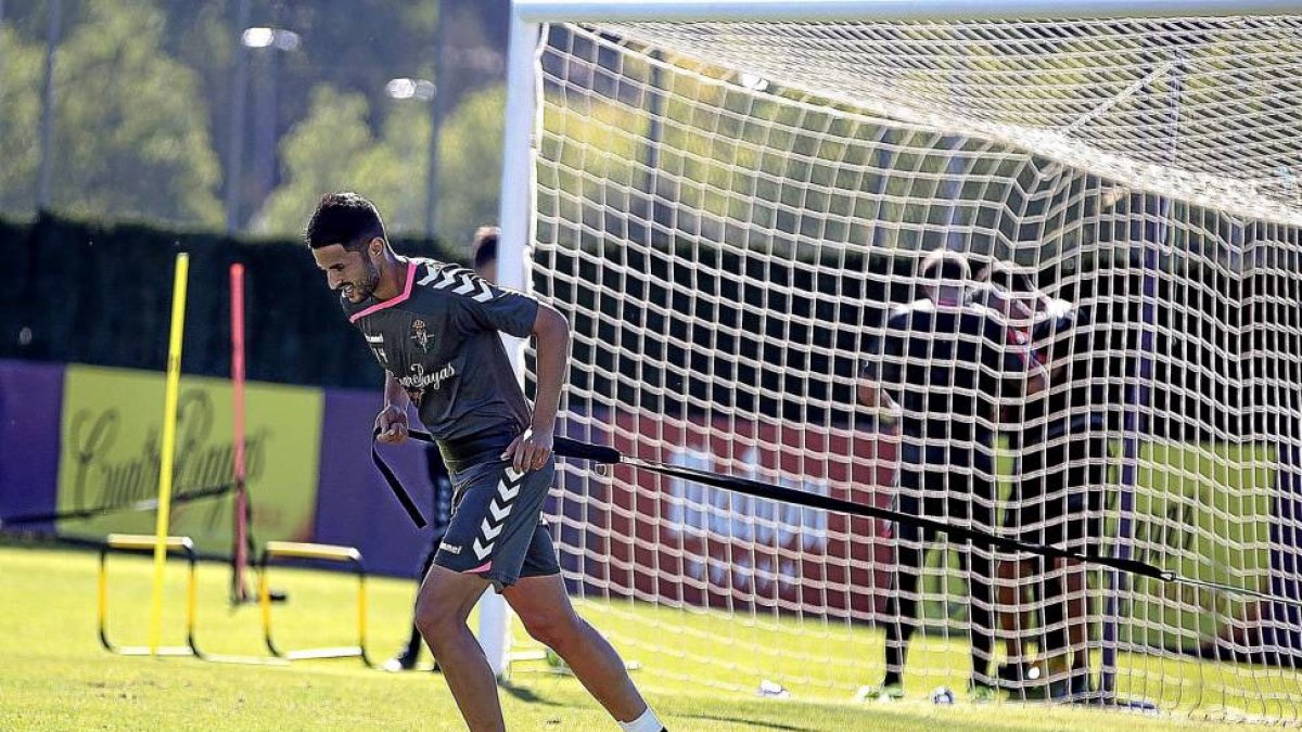 Juanpe se ejercita ayer en los Anexos.-J.C. Castillo