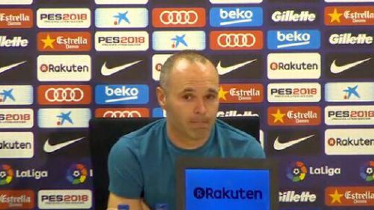 Iniesta durante su despedida.-EL PERIÓDICO