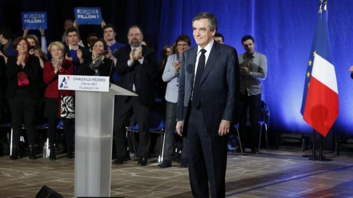 Fillon (centro) durante un acto de campaña en Charleville-Mezieres, el 2 de febrero.-EFE / JULIEN WARNAND