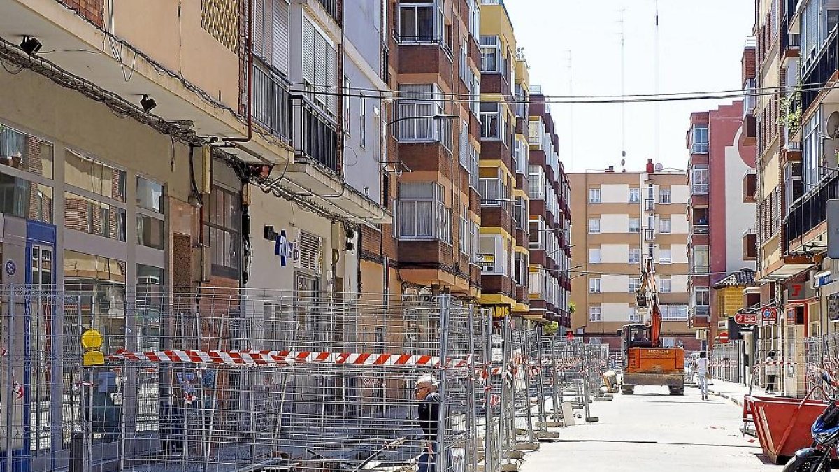 Obras de renovación en la calle José María Jalón, en el barrio vallisoletano de La Rubia.-M.Á. SANTOS (PHOTOGENIC)