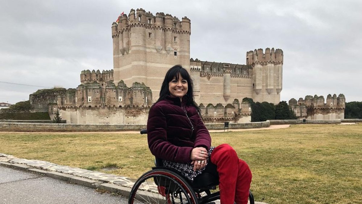 Mari Paz González en los jardines del castillo mudéjar de los Fonseca, en Coca.-ARGICOMUNICACIÓN