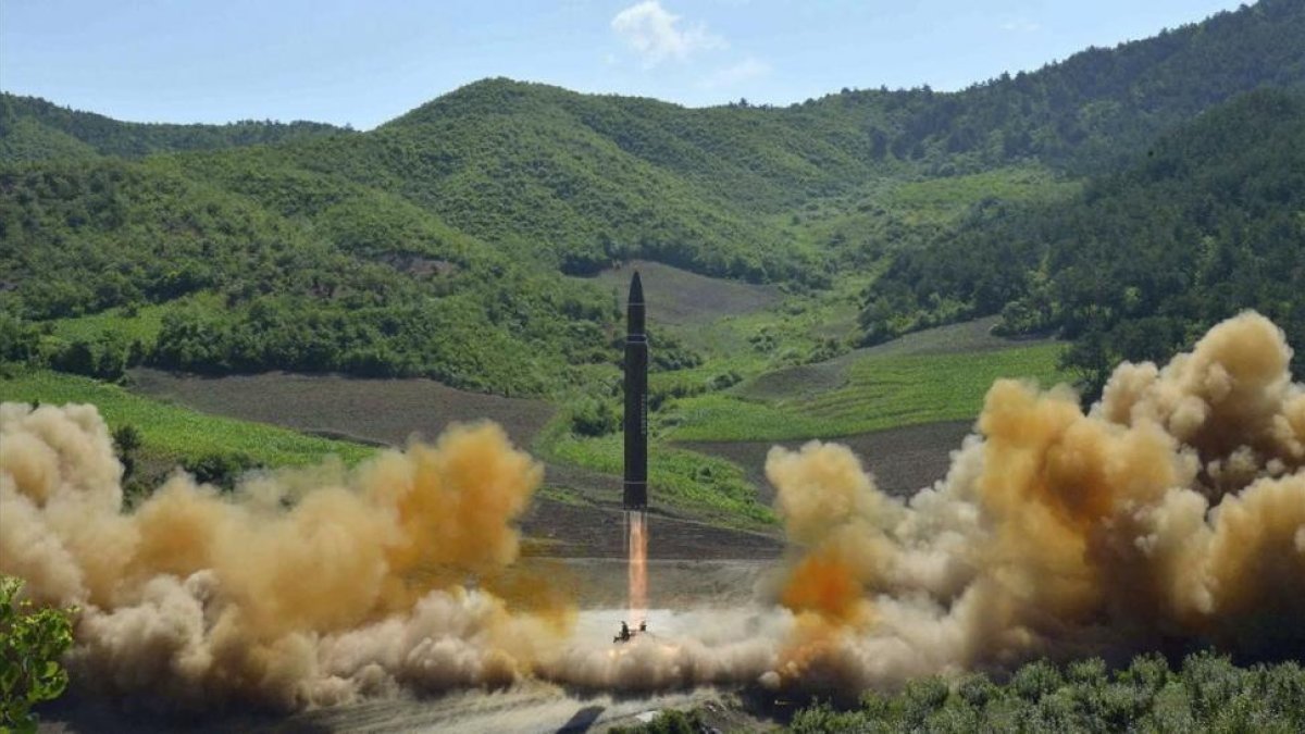 Lanzamiento del misil intercontinental a cargo de Corea del Norte, en una imagen distribuida por Pionyang, el 4 de julio-KCNA / AP