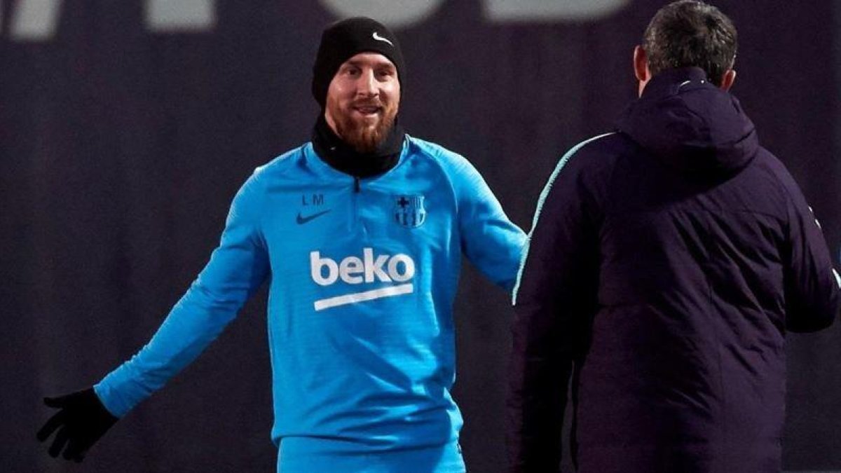 Messi y Valverde conversan en el inicio de la última sesión preparatoria antes del partido frente al Sevilla.-ALEJANDRO GARCÍA(EFE)