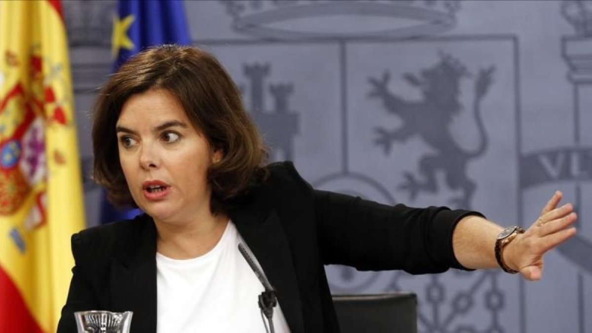La vicepresidenta, Soraya Saénz de Santamaría, en la rueda de prensa posterior al Consejo de Ministros.-