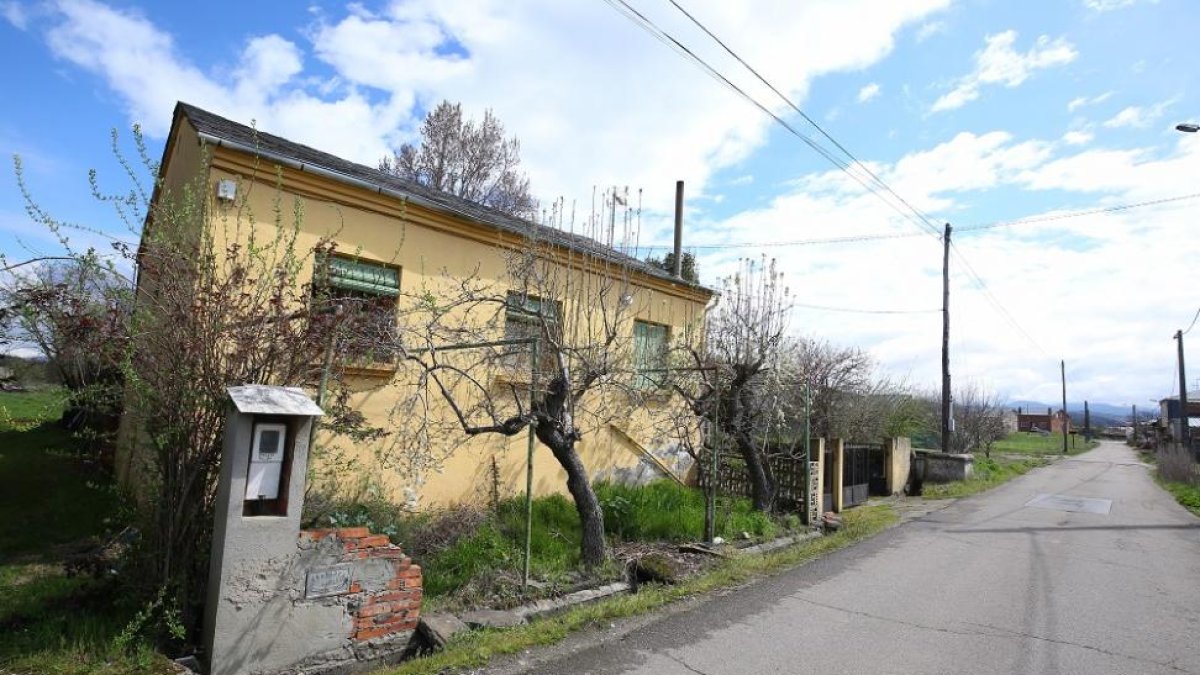Vivienda en la que una mujer ha fallecido y otra ha resultado intoxicada por monóxido de carbono en el barrio ponferradino de Columbrianos.-ICAL