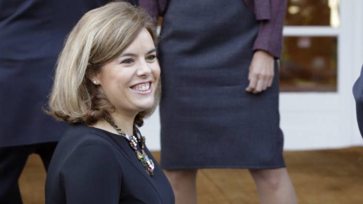 La vicepresidenta del Gobierno, Soraya Sáenz de Santamaría, tras la foto oficial del nuevo Ejecutivo de Mariano Rajoy.-Foto: EFE / ÁNGEL DÍAZ