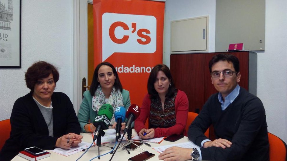 Charo Chávez (Sí se puede); Pilar Vicente (Ciudadanos); María Sánchez (Valladolid Toma la Palabra) y Pedro Herrero (PSOE).-EL MUNDO