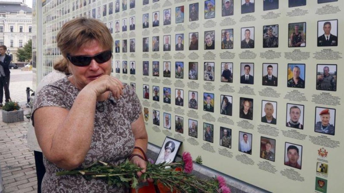 Una mujer llora junto al memorial a las víctimas de la revolución del Maidán.-AP / EFREM LUKATSKY