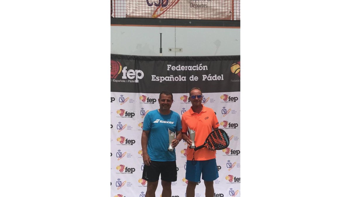 Cocó Menéndez y José Tomé, con el premio de campeones de España.-EL MUNDO