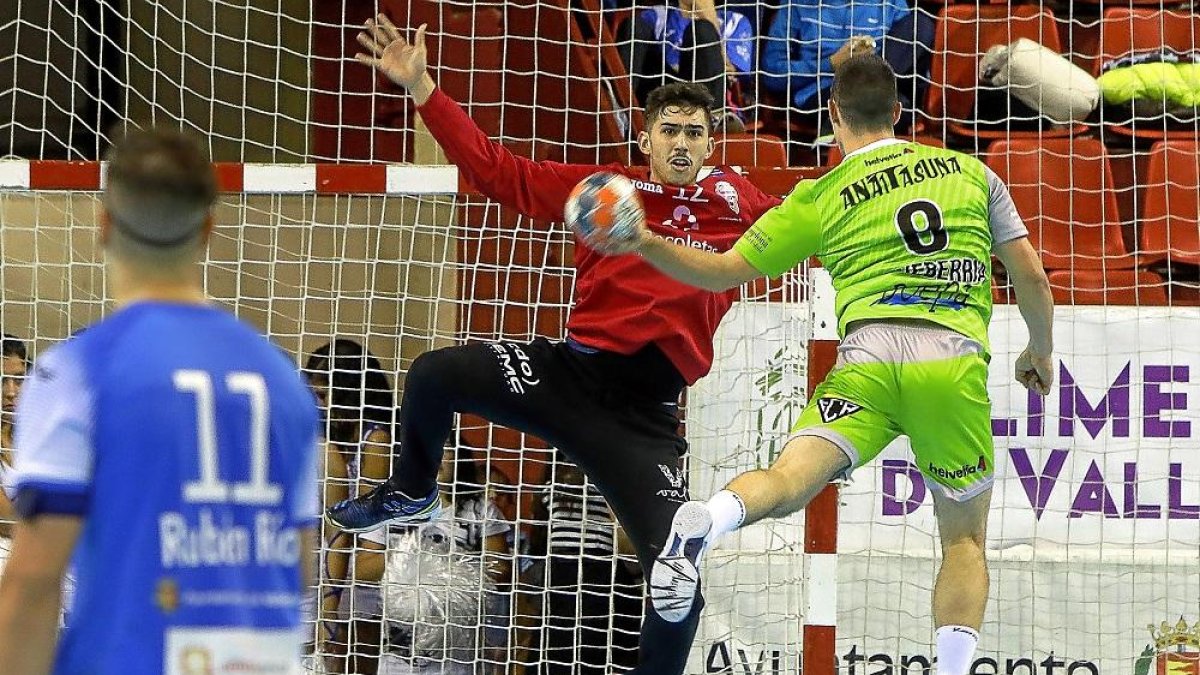 EL portero del Recoletas Atlético Valadolid, Carlos Calle, ejerció de flotador del equipo en la primera mitad gracias a sus 14 intervenciones.-J. M. LOSTAU