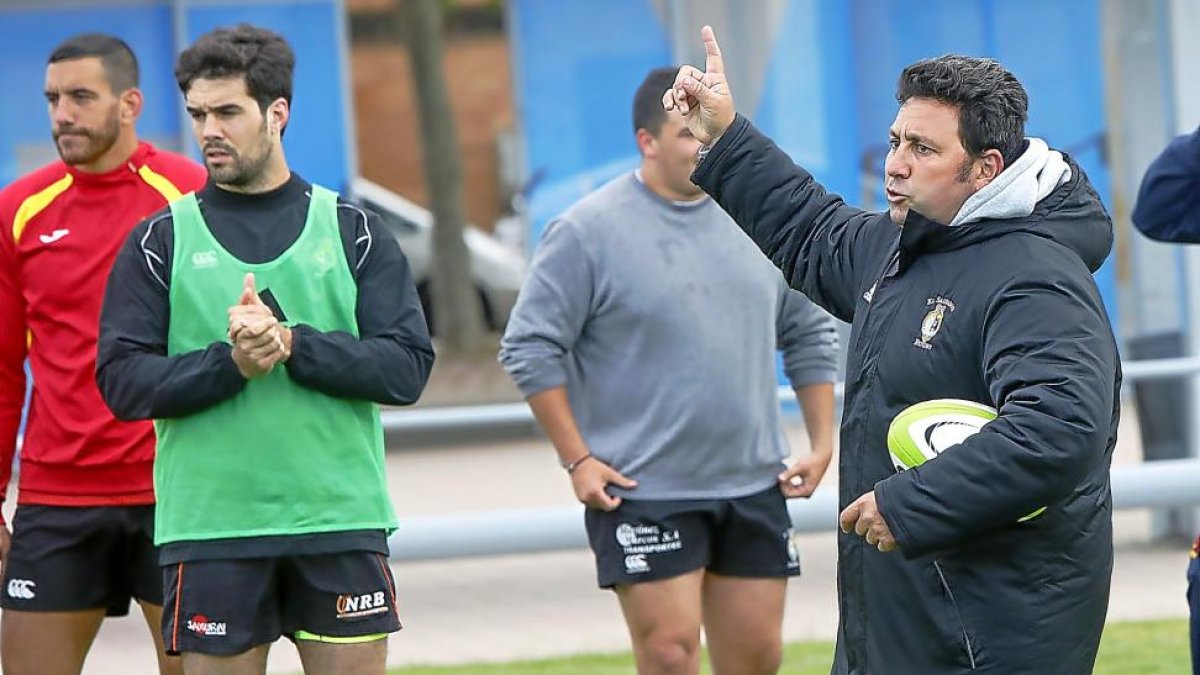 Juan Carlos Pérez Delgado, con Altés al fondo, da instrucciones durante el entrenamiento de ayer.-J.M.LOSTAU
