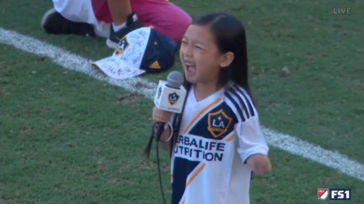 La pequeña cantante y actriz fue la encargada de la ceremonia protocolaria del himno estadounidense. La pequeña cantante y actriz fue la encargada de la ceremonia protocolaria del himno estadounidense.-LOS ANGELES GALAXY (LOS ANGELES GALAXY)