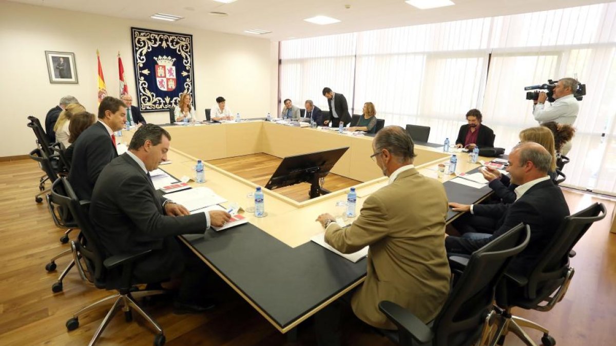 La Mesa de las Cortes y la Junta de Portavoces se reúnen para organizar la actividad parlamentaria.-ICAL