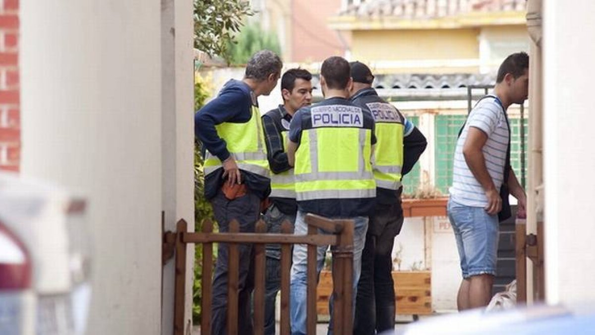 Agentes de la Policía Nacional, durante el registro que han realizado en la vivienda donde ha sido detenido hoy el presunto pederasta del barrio madrileño de Ciudad Lineal.-Foto: EFE / PEDRO PUENTE HOYOS