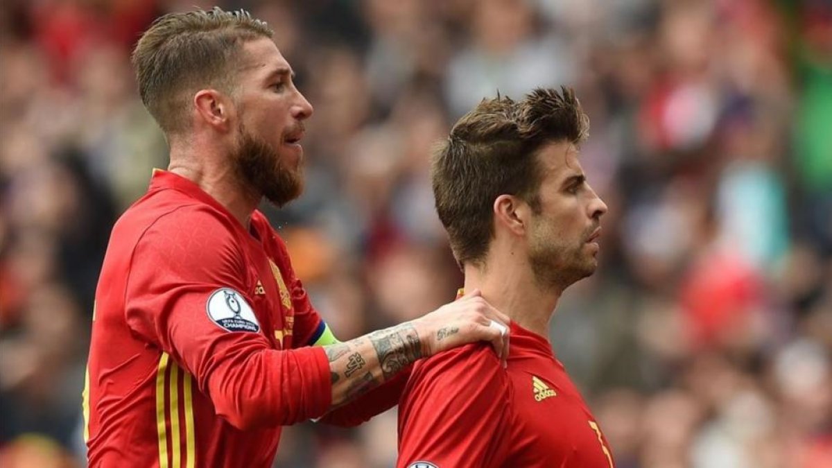 Piqué con Ramos tras marcar el gol de España.-AFP / NICOLAS TUCAT