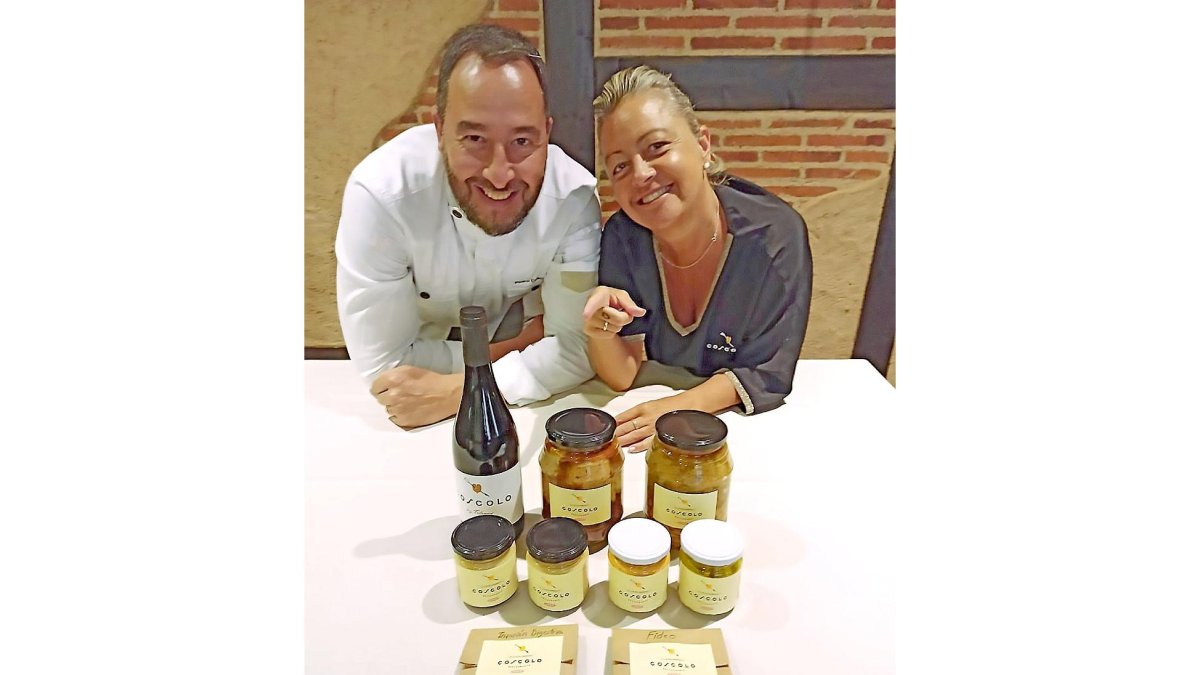 Pedro Castillo Sanzol y Eva García muestran los productos de su cocido. / L.P.