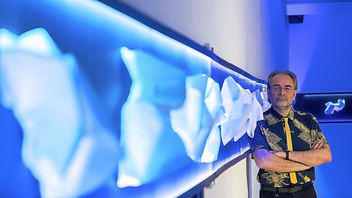Jesús Martínez Ostern junto a las piezas que forman parte de su proyecto Indeterminación’.-PABLO REQUEJO