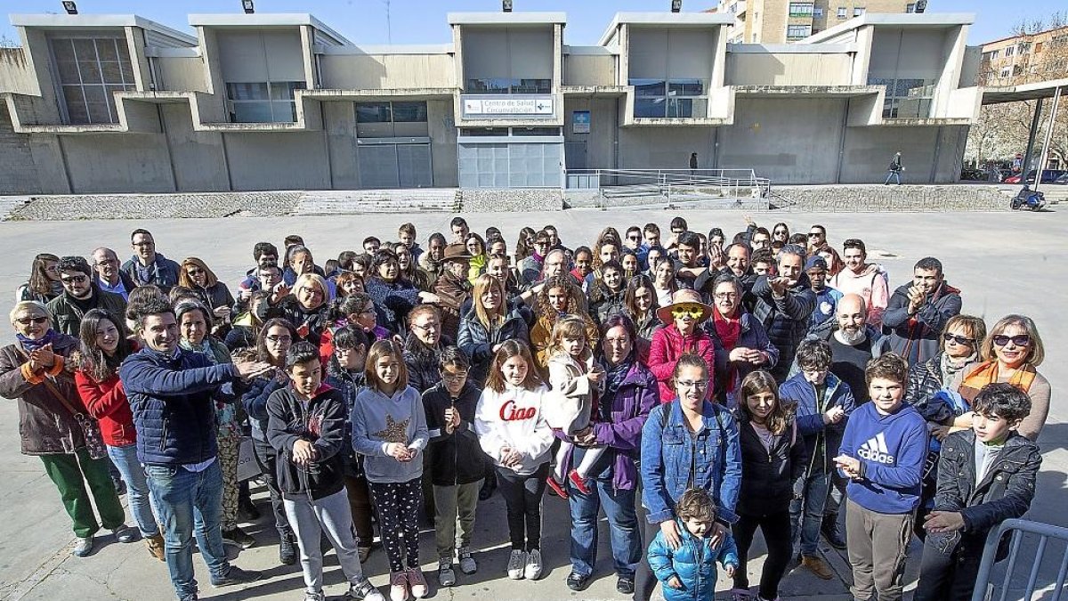 Los protagonistas de ‘CinemaPajarillos’ dan la señal para comenzar a rodar, con sus manos como claquetas.-J. M. LOSTAU